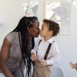 Filha abraçando a mãe emocionada, com um cartão de aniversário na mão, simbolizando amor e gratidão