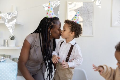 Filha abraçando a mãe emocionada, com um cartão de aniversário na mão, simbolizando amor e gratidão
