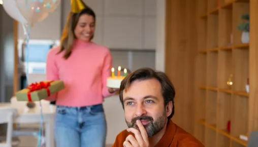 Casal sorrindo e se abraçando em um ambiente romântico, com uma mensagem de aniversário em destaque.