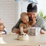 Pai e filho ou filha sorrindo e se abraçando em um momento de carinho, ideal para foto de aniversário no Instagram.