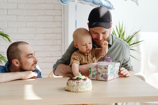 Pai e filho ou filha sorrindo e se abraçando em um momento de carinho, ideal para foto de aniversário no Instagram.