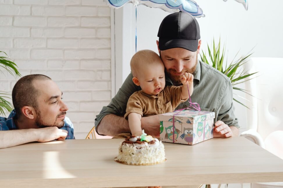 Pai e filho ou filha sorrindo e se abraçando em um momento de carinho, ideal para foto de aniversário no Instagram.